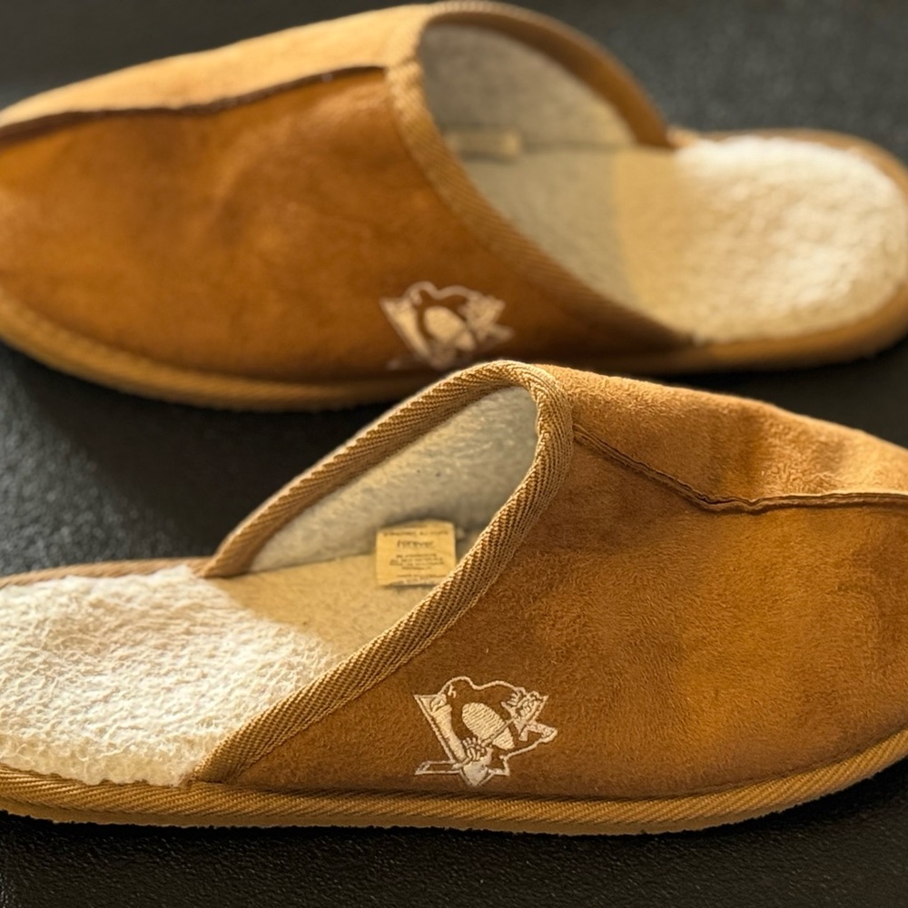 Fanatics Brand, Pittsburgh Penguins, Brown Hockey Slipper Sandals, Men’s Sz (Sm) - Picture 9 of 10